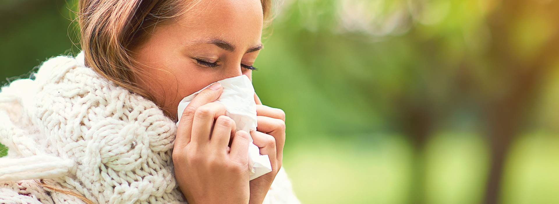 Allergie, Pollen, Frau, Heuschnupfen, Erkältung, Pollensaison, Niesen, Kopfschmerzen, Beschwerden